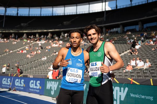 Jordan Gordon (OTB Osnabrueck) und Niclas Jan Kaluza (Eintracht Hildesheim) nach dem 400m Huerden Finale waehrend der deutschen Leichtathletik-Meisterschaften im Olympiastadion am 26.06.2022 in Berlin